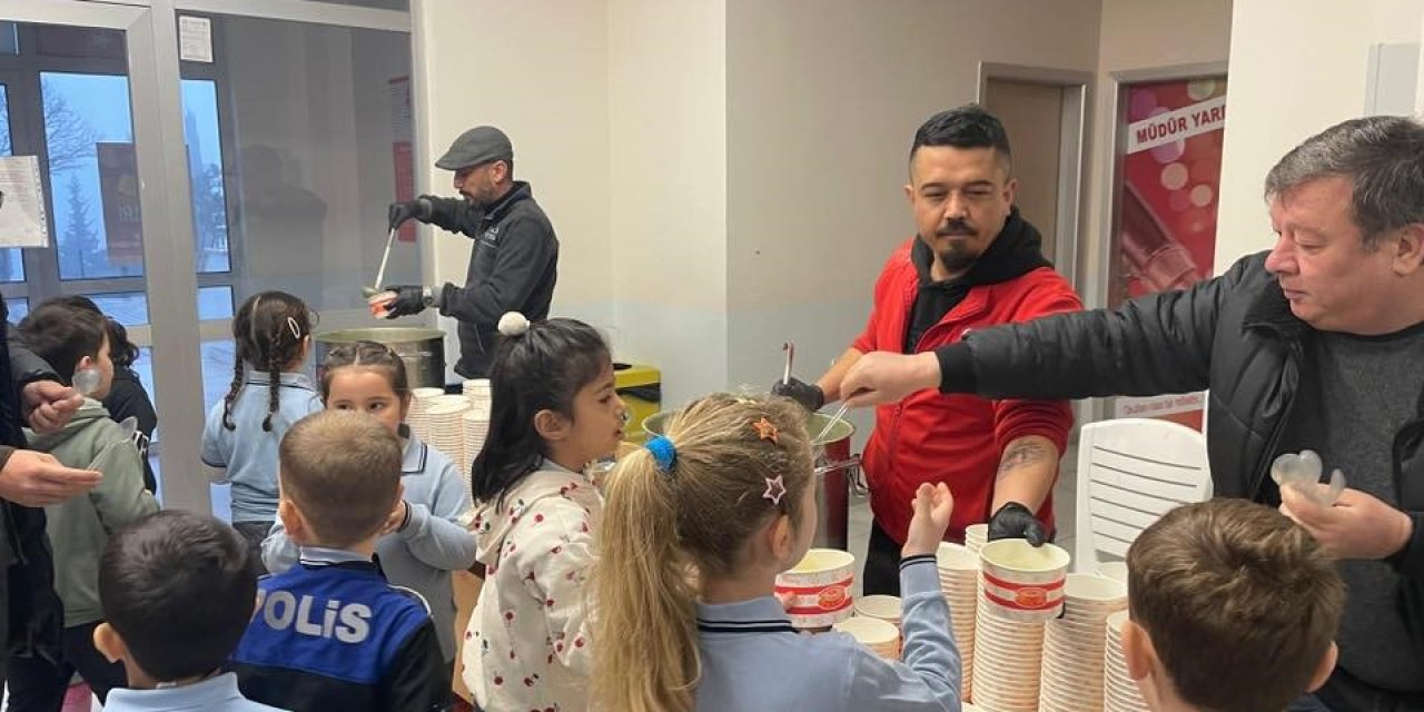 Öğrencilere Ücretsiz Çorba İkramı Yapıldı