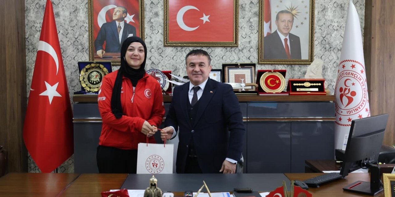 Milli Sporcudan Müdür Demir'e Ziyaret