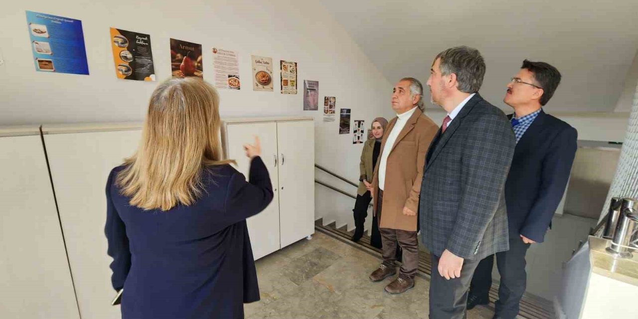 Müdür Yılmaz, Uluslararası Yemek Yarışmasında Dereceye Giren Öğrencileri Ziyaret Etti