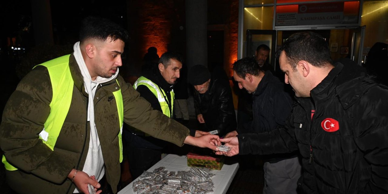 Bozüyük'te Vatandaşlara Kandil İkramı