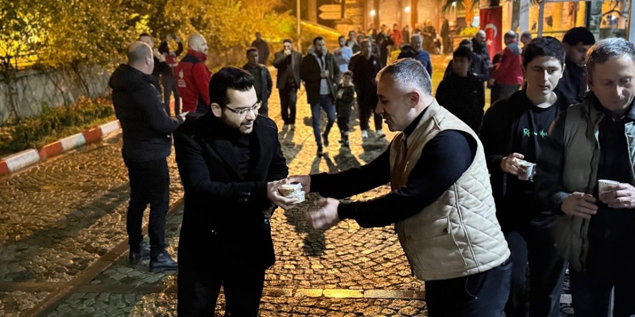 AK Parti'den Regaip Kandilinde Vatandaşlara İkram