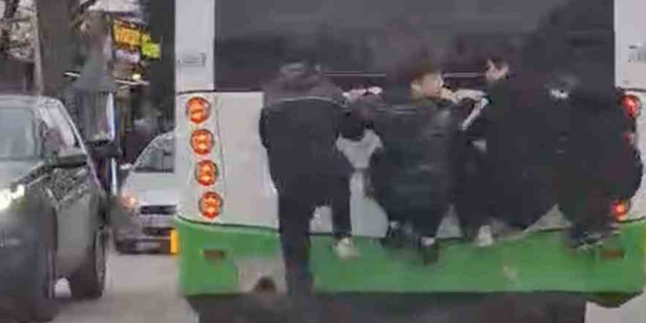 Otobüsün Arkasında Tehlikeli Yolculuk!