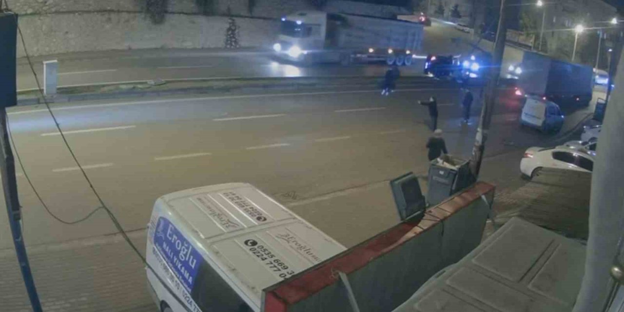 Takla Atıp Direğe Çarpan Otomobilin Kaza Anı Kamerada