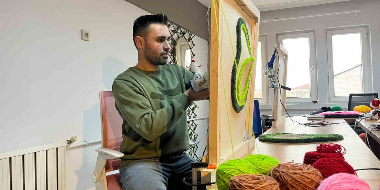 Tüm Birikimi İle Açtığı Halı Dokuma Atölyesinde Hayallerini Kumaşa Döküyor