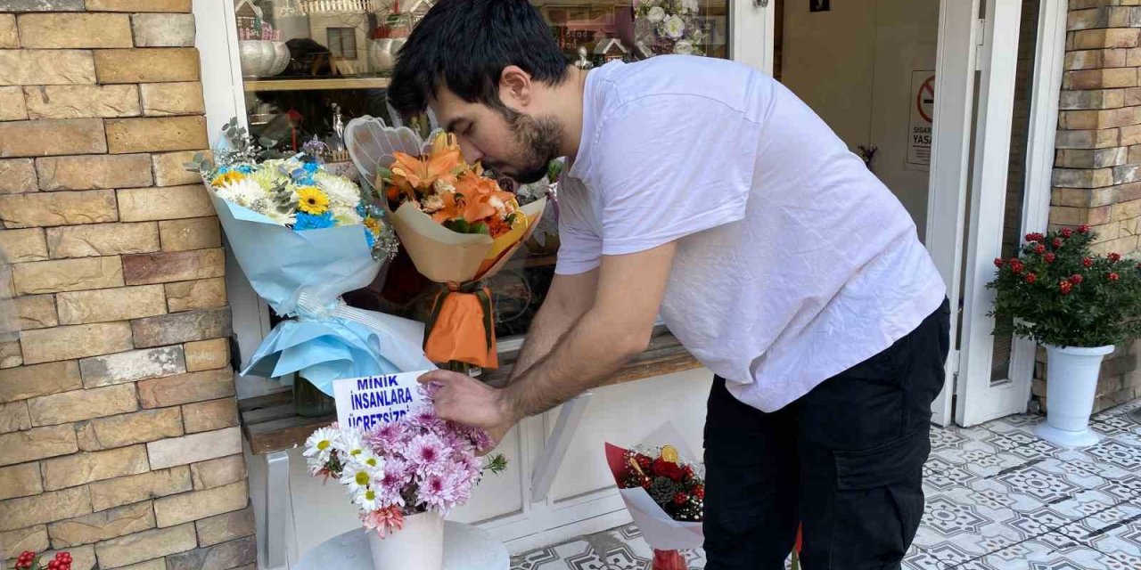 Bir Saksıya Ayırdığı Çiçekleri Küçük Çocuklar İçin Ücretsiz Yaptı