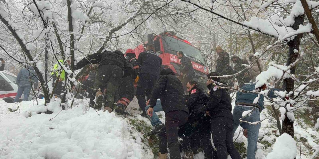 Kontrolden Çıkan Otomobil Şarampole Devrildi: 3 Yaralı