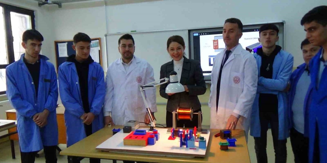 Öğrenciler Atıl Malzemelerden Trafo Sarma Makinesi Yaptı