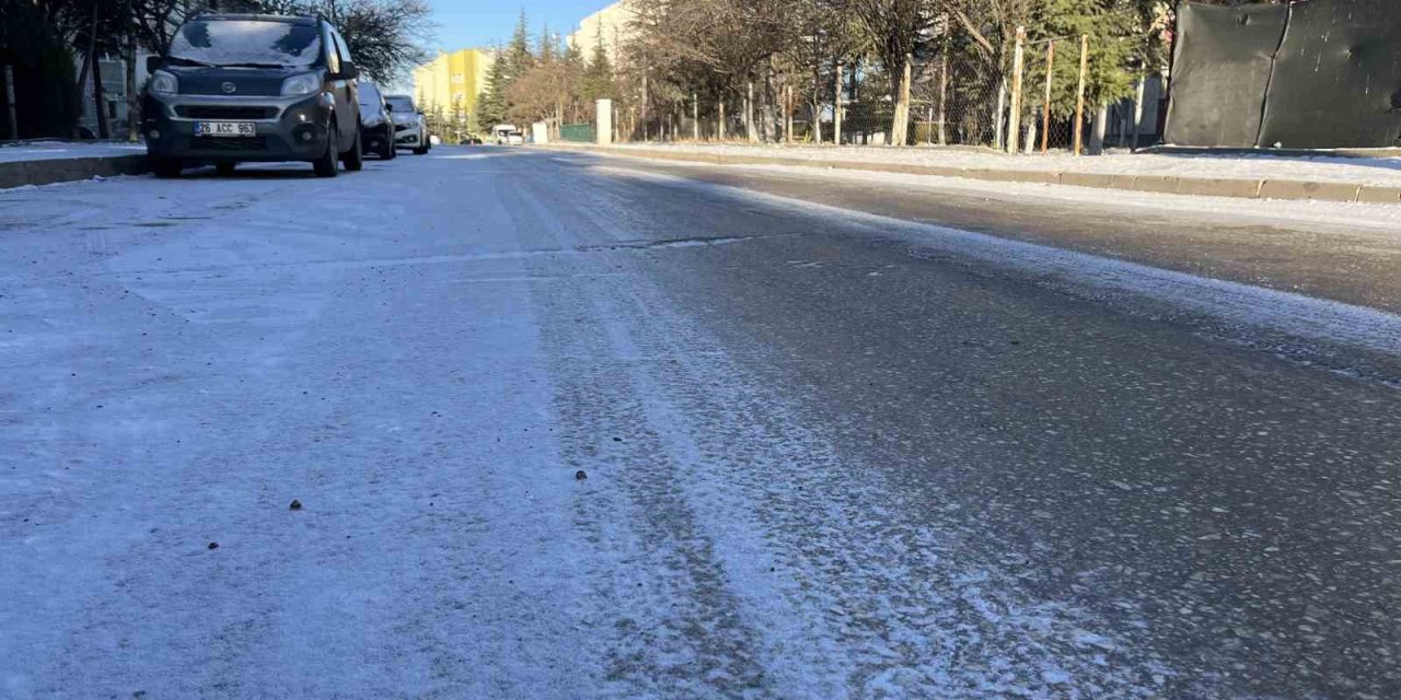 Yollar Buz Pistine Döndü