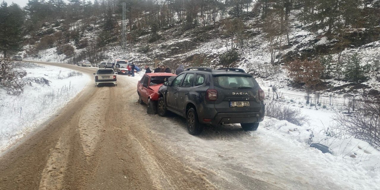 İki Araç Çarpıştı! 4 Kişi Yaralandı