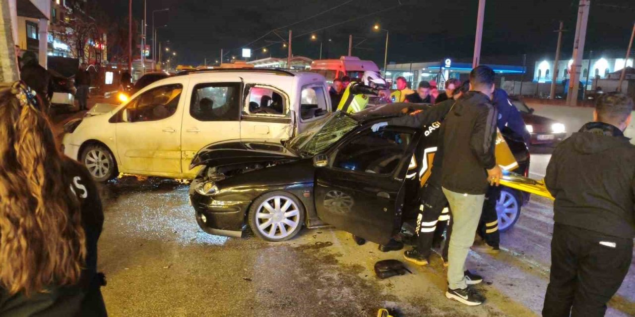 Gece Yarısı Kaza Anı Kamerada