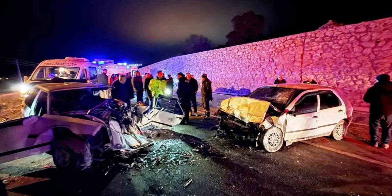 İki Araç Kafa Kafaya Çarpıştı: 4 Yaralı