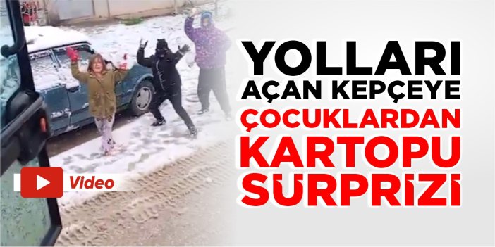 Yolları açan kepçeye çocuklardan kartopu sürprizi