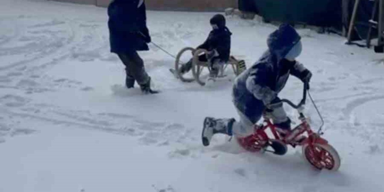 Bin 430 Rakımlı Köyde Kar Tatili Yapan Çocukların Kızak Keyfi