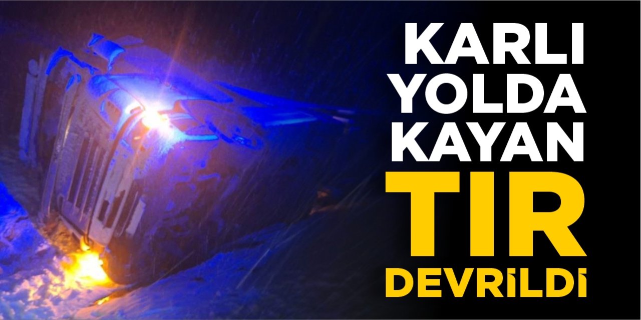 Karlı yolda kalan tır devrildi!