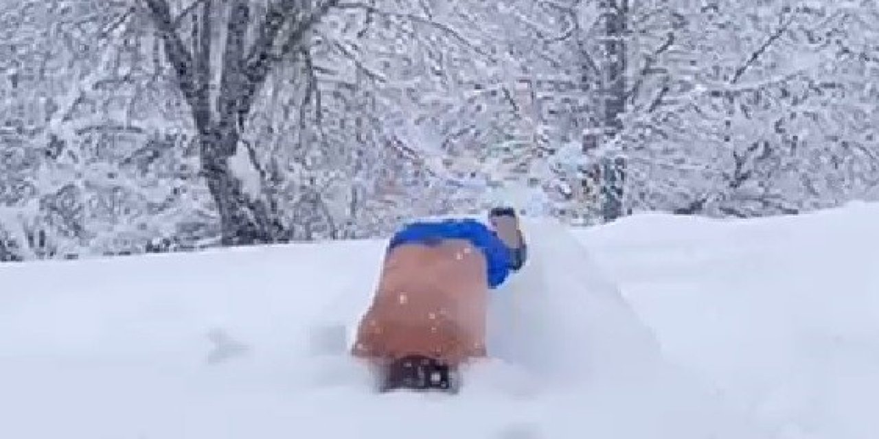 Eksi 10 Dereceyi Aldırmadan Şortuyla Karda Yüzdü