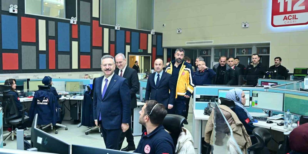 Yılbaşında Çalışan 112 Acil Çağrı Merkezi Personelini Ziyaret Etti