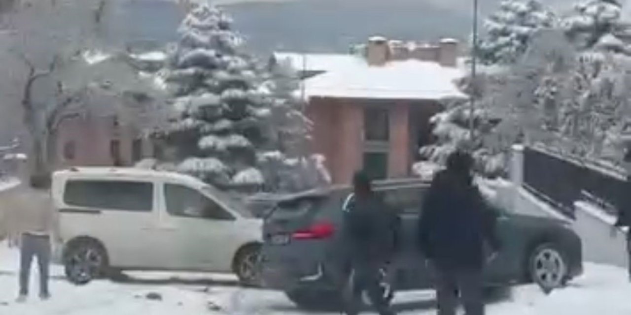 Korku Dolu Anlar: Kayan Araç Vatandaşların Arasına Daldı