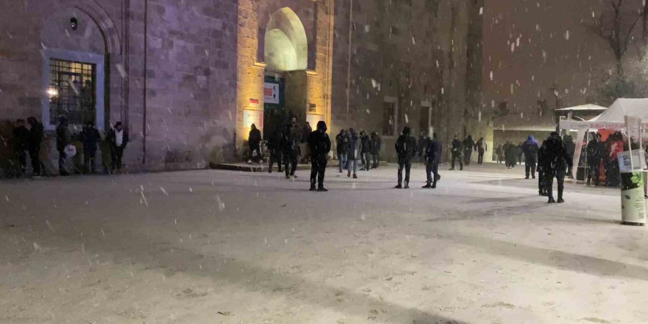 Yılın İlk Sabah Namazı Kar Altında Kılındı