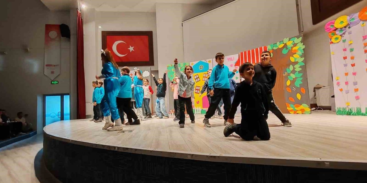 "Zamanda Aile Yolculuğu" Adlı Çocuk Tiyatrosu Son Kez Sahnelendi