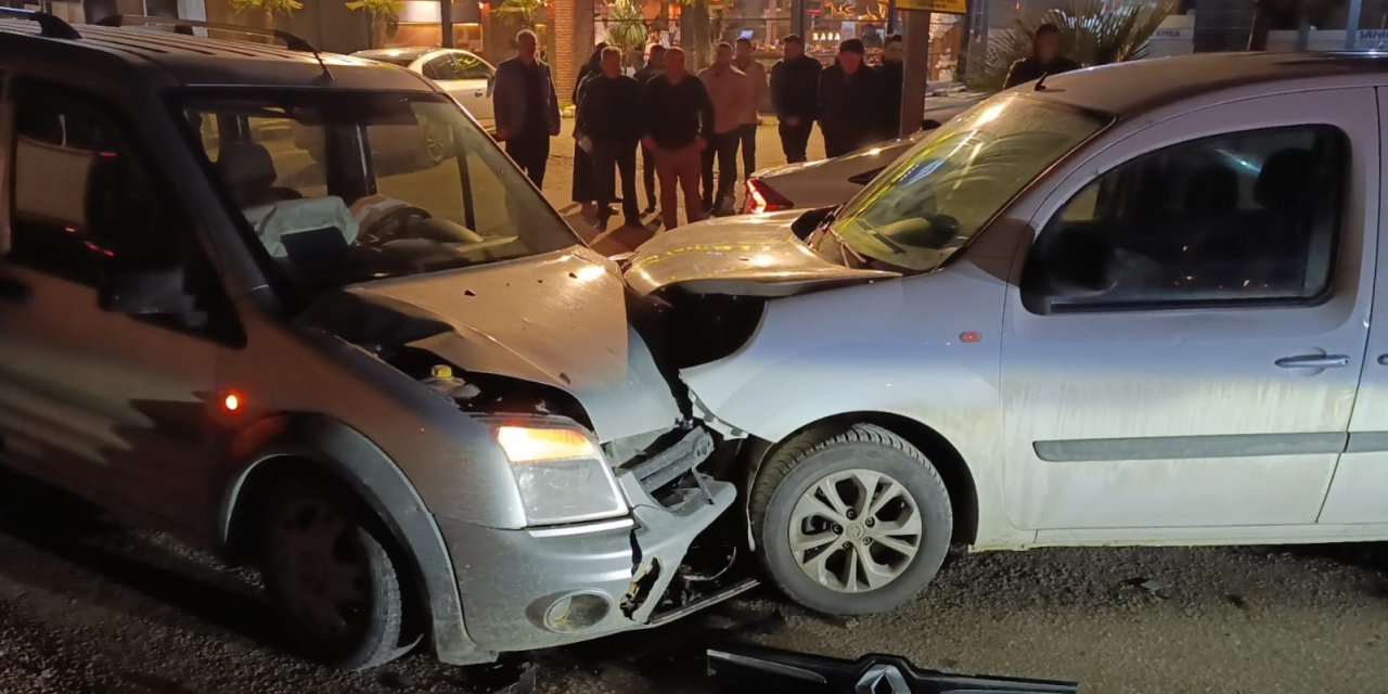 İki Araç Kafa Kafaya Çarpıştı 3 Kişi Yaralandı