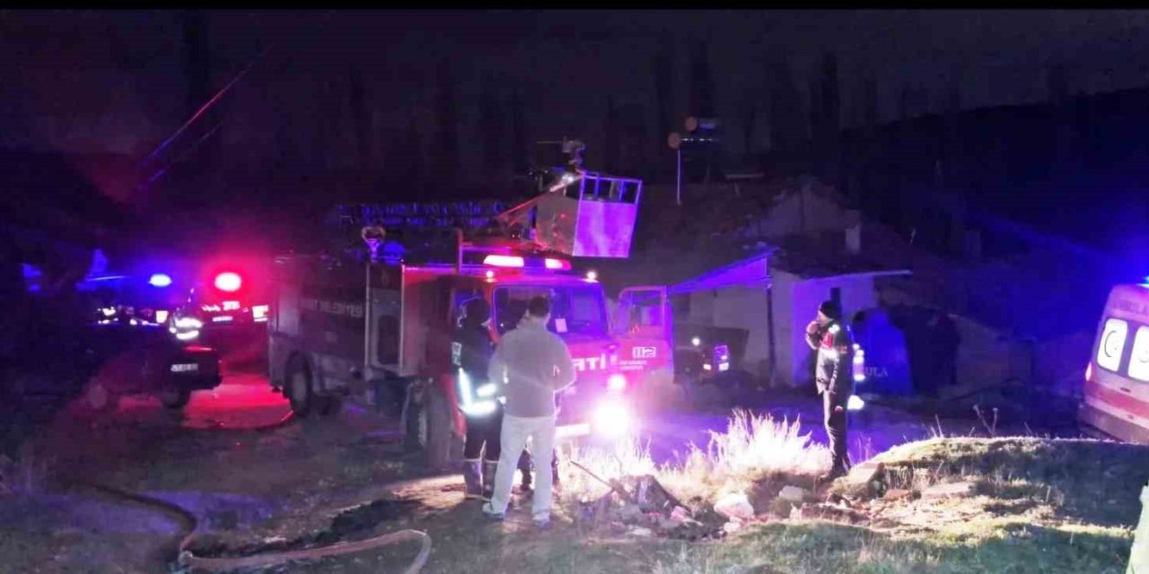 Ahşap Evde Çıkan Yangın Büyümeden Söndürüldü