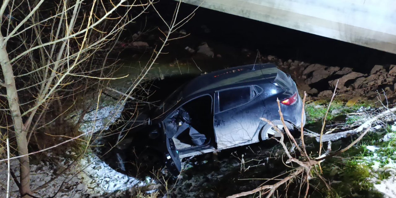 Otomobil Dereye Uçtu, Sürücü Yaralandı