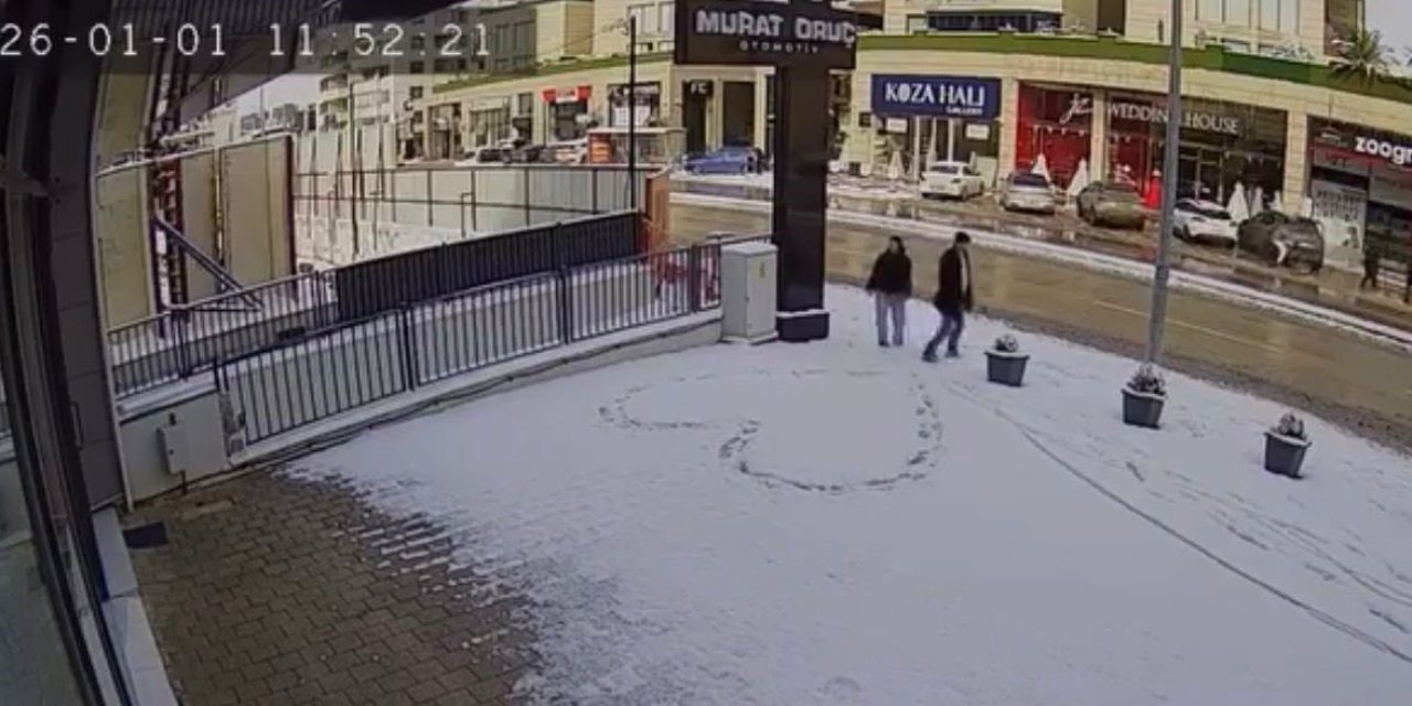 Karla Kaplanan Kaldırımda Kalp Çizdiler, Güvenlik Kamerasını İzleyenlerin İçi Isındı