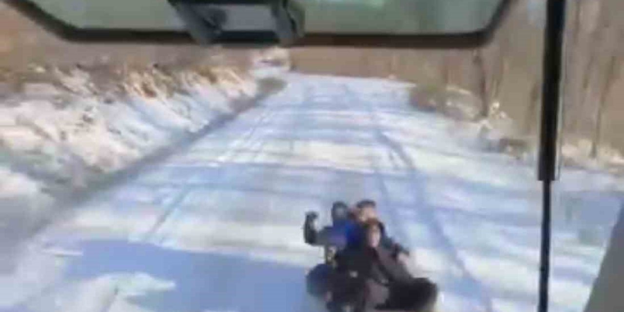 Çocuklar Traktöre Bağlanan Lastiklerle Karın Keyfini Çıkardı