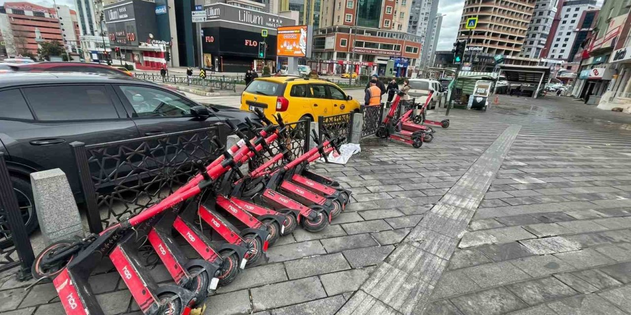 Fırtına Uçurdu...Yolda Yürümekte Güçlük Çektiler