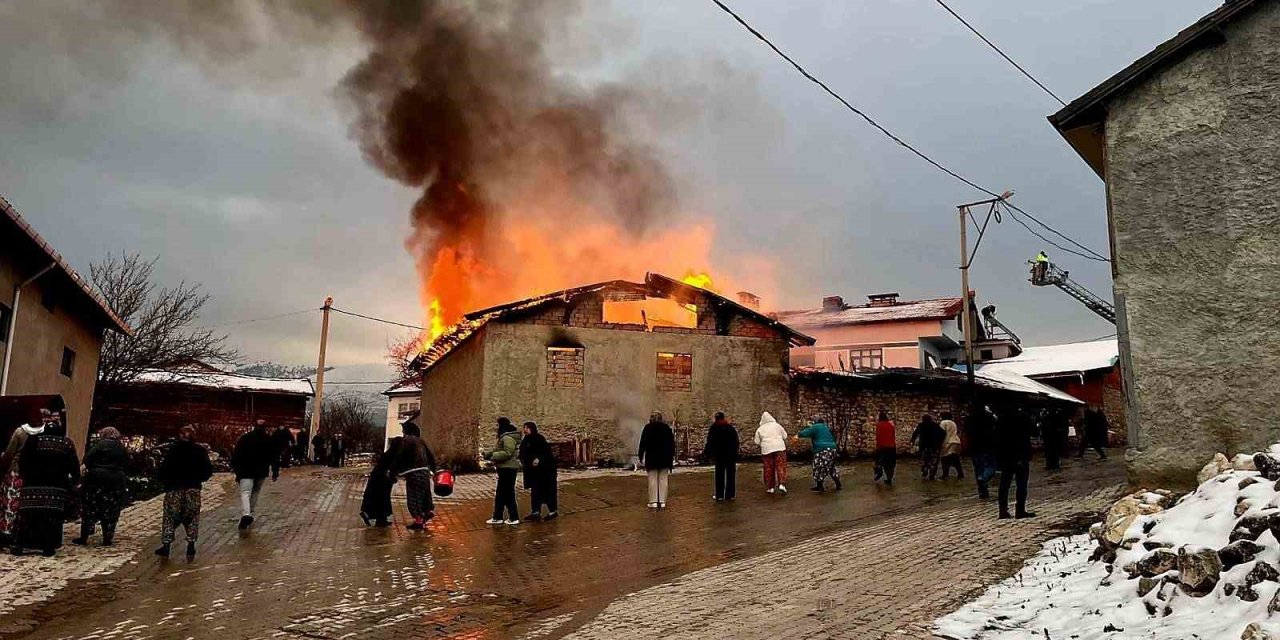 Ahır Yangını Korkuttu