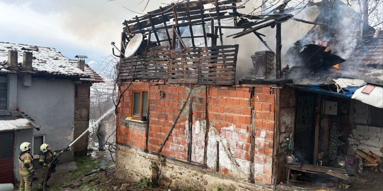 Korkutan Yangın! Tek Katlı Ev Küle Döndü