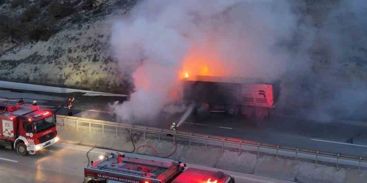 Seyir Halindeki Tır Alevlere Teslim Oldu