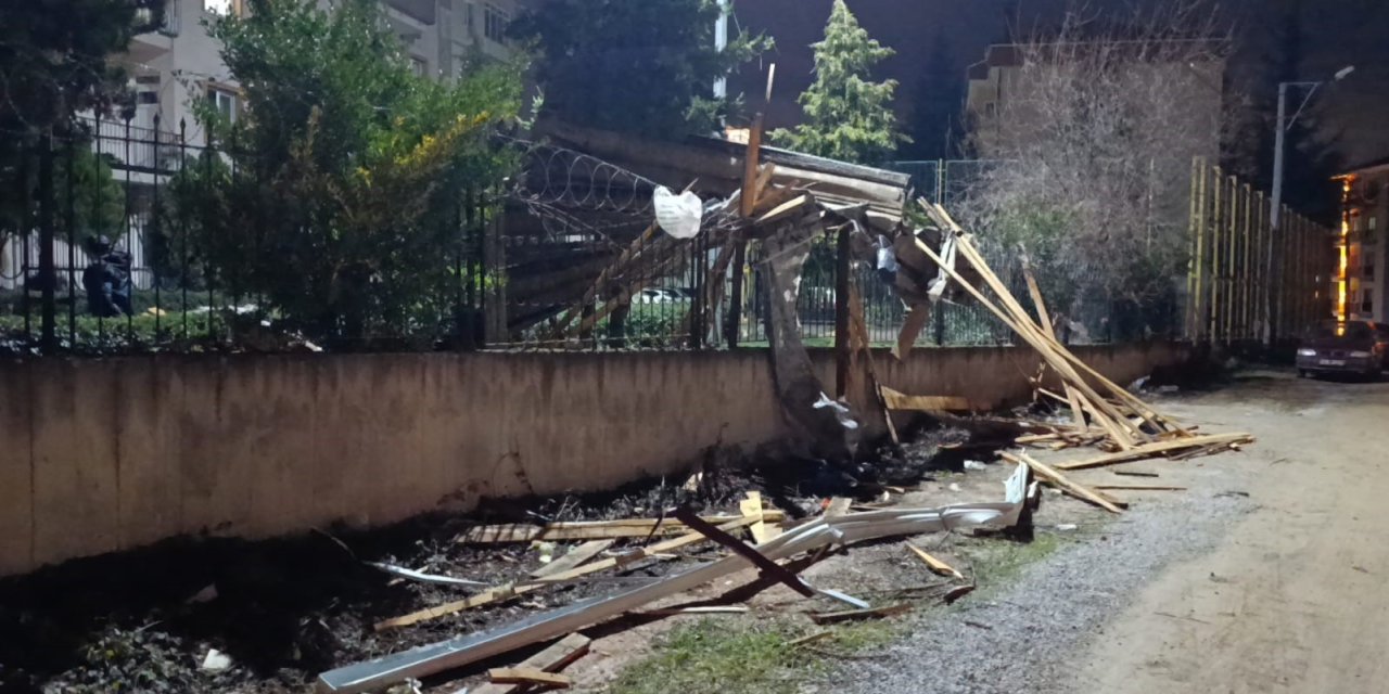 Şiddetli Lodos Çatıları Uçurdu, Araçlar Zarar Gördü