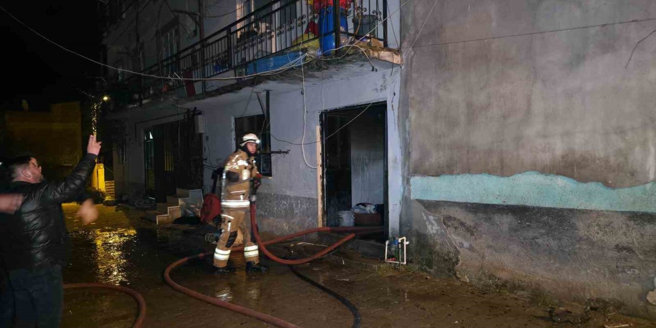 2 Katlı Evde Çıkan Yangın Korkuttu