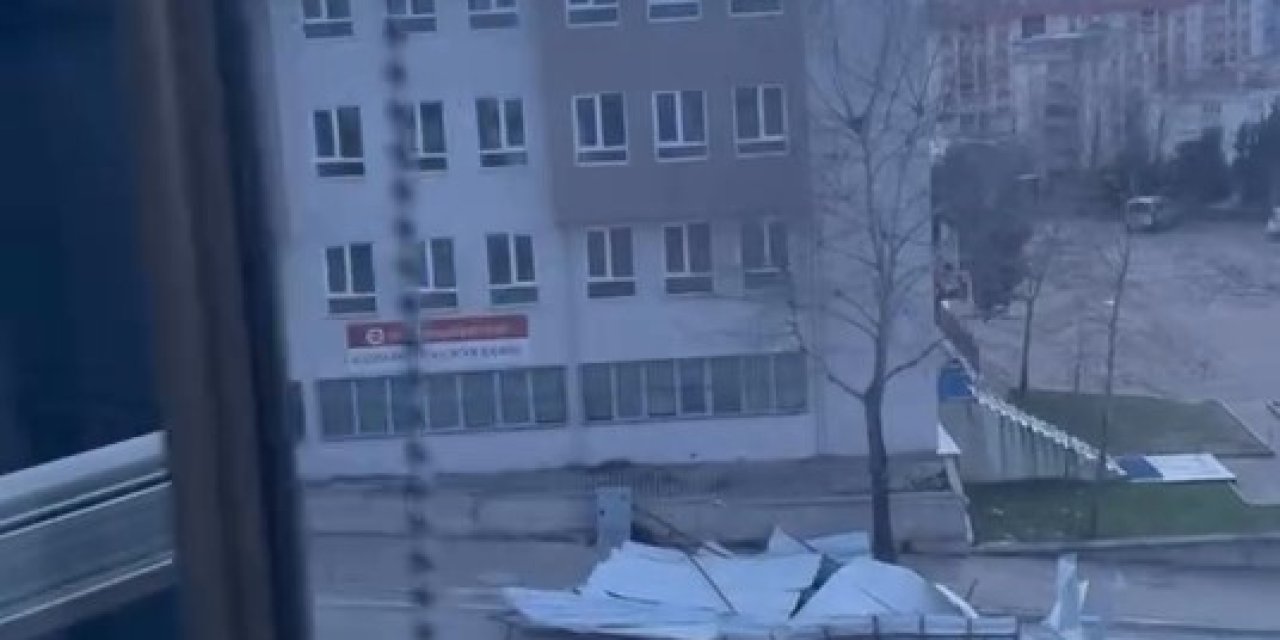 Cami’nin Çatısı Uçtu