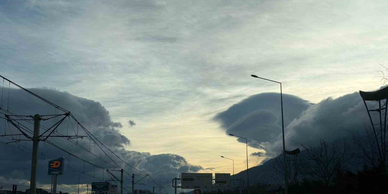 Gökyüzünde Oluşan Bulutlardan Görsel Şölen
