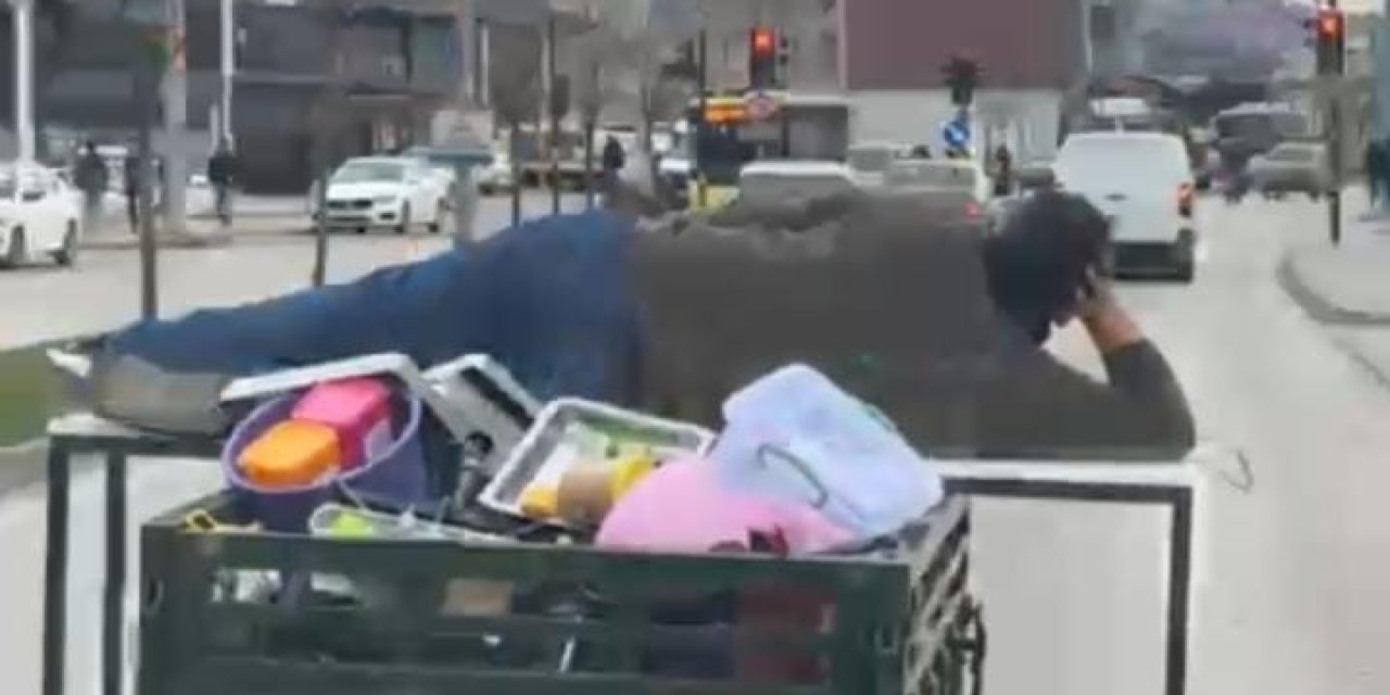 Motosikletin Arkasında Yatarak Tehlikeli Yolculuk