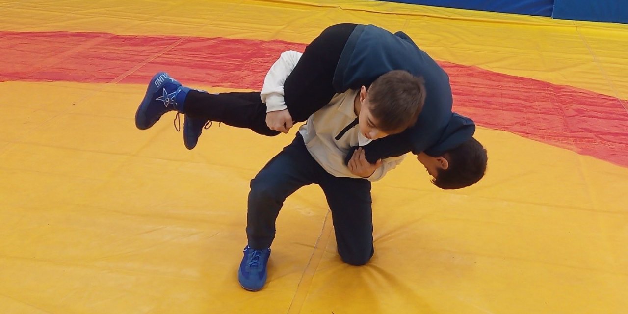 Spor Okullarında Güreş Antrenmanları Sürüyor