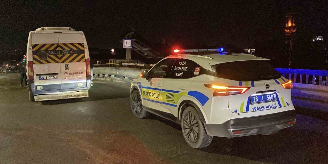 Köprüde Kayan Otomobil Önce Servis Aracına, Ardından Bariyerlere Çarptı