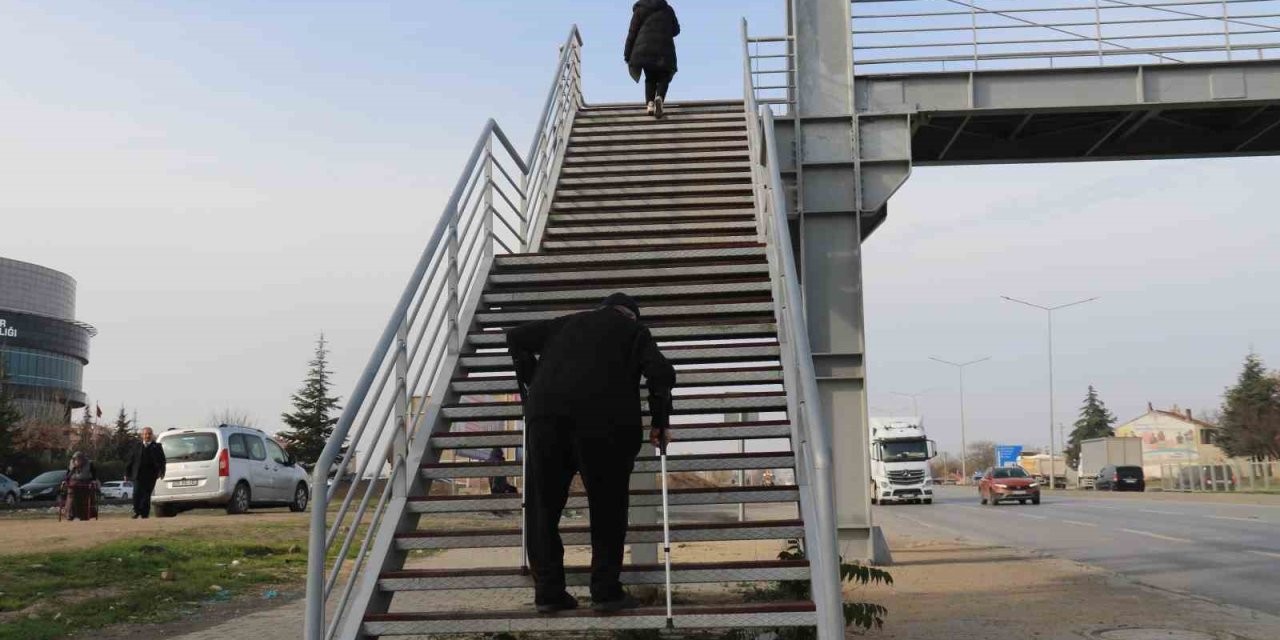 Ortasından Çevre Yolu Geçen Mahallede Yaşlılar Ve Engelliler Yolun Karşı Tarafına Geçemiyor