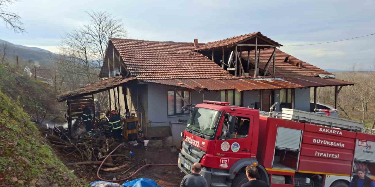 Muhtemel Faciayı İtfaiye Önledi: Odunluktaki Yangın Eve Sıçramadan Söndürüldü