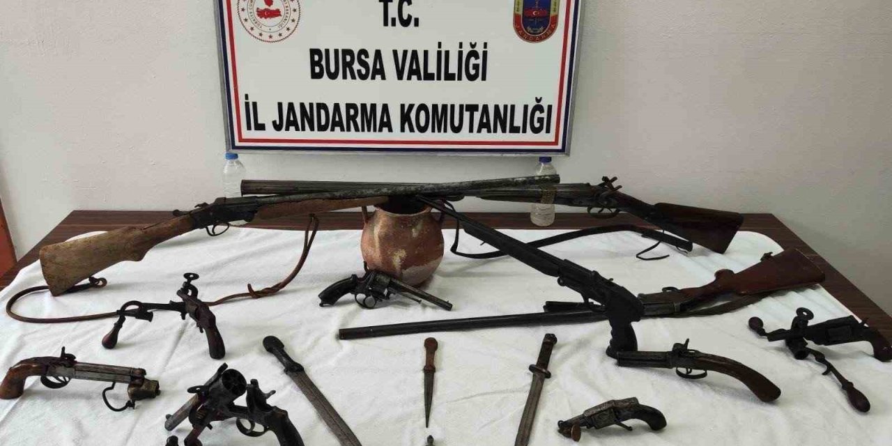 Tarihi Eser Operasyonu: Çok Sayıda Silah Ve Obje Ele Geçirildi