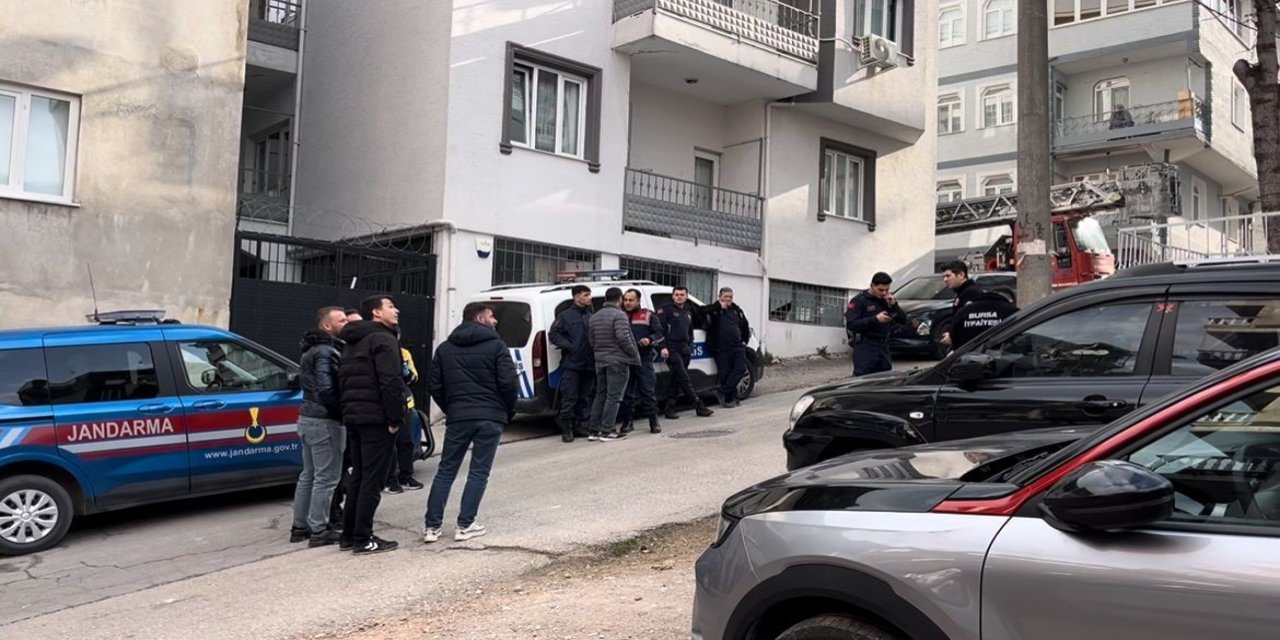 Teslim Olmamak İçin Kendini Balkona Kilitledi