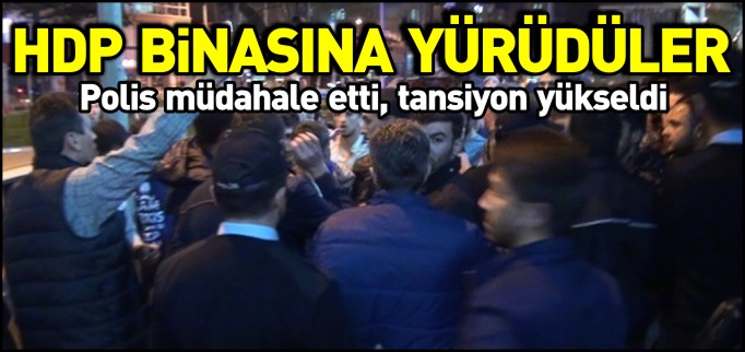 HDP BİNASINA ASILAN BAYRAKLARI İNDİRMEYE ÇALIŞAN GRUBA POLİS MÜDAHALE ETTİ