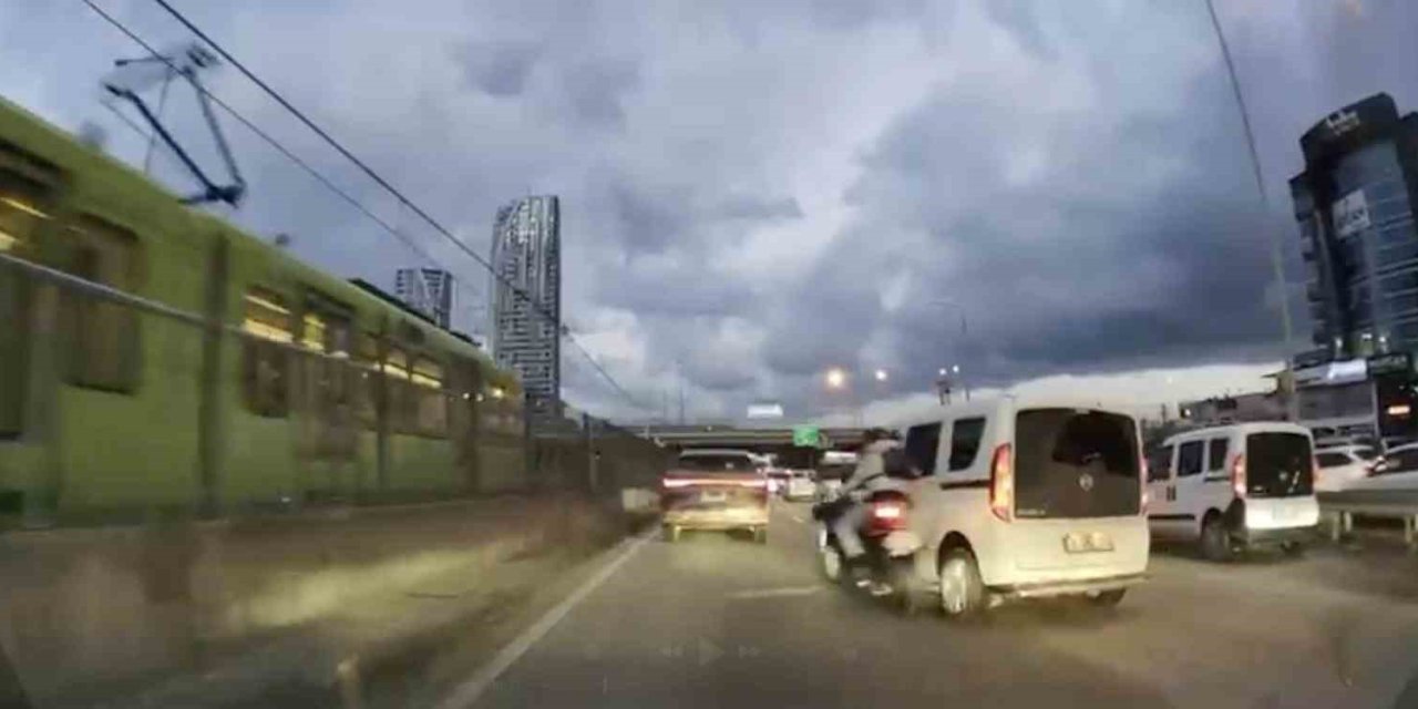 Motosikletliyle Çarpıştı, İlk İşi Aracına Bakmak Oldu