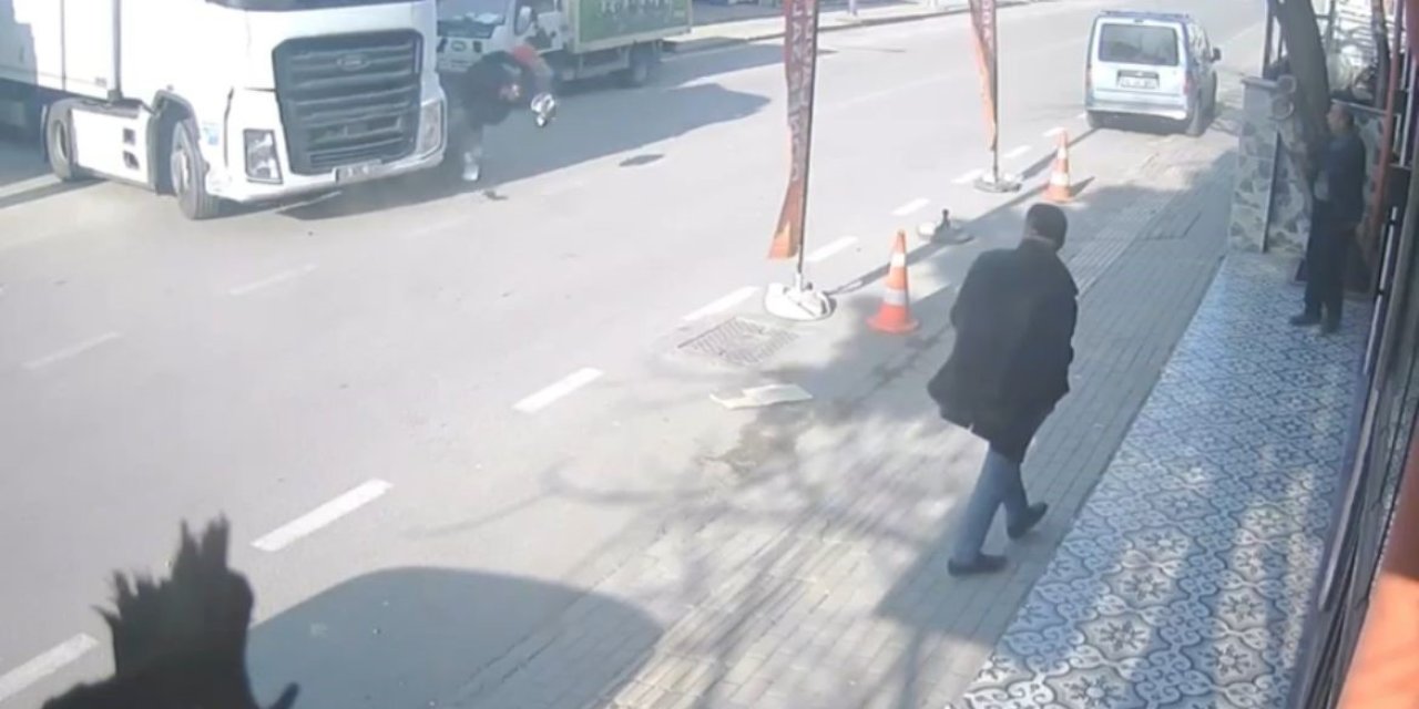 Anayola Çıkan Tıra, Motokurye Çarptı