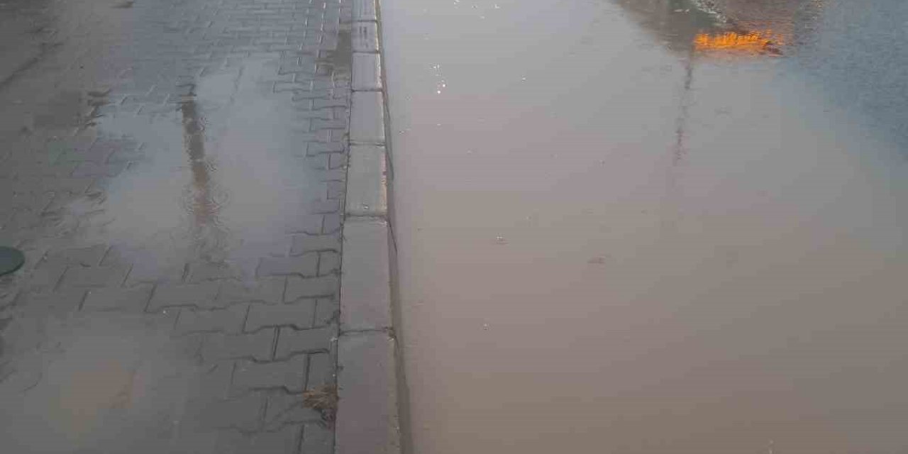 Sağanak Yağış Yolları Göle Çevirdi