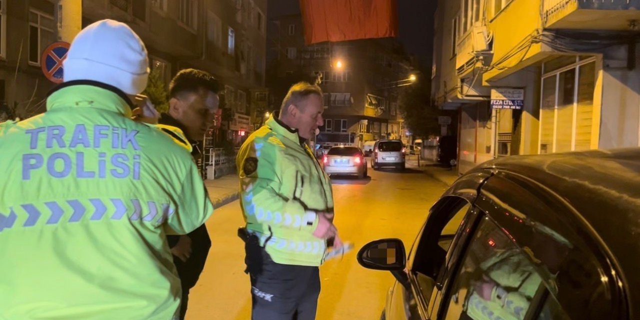 Kadın Sürücü "Eşim Gelmeden Araçtan İnmem" Dedi, 1.45 Promil Alkollü Çıktı