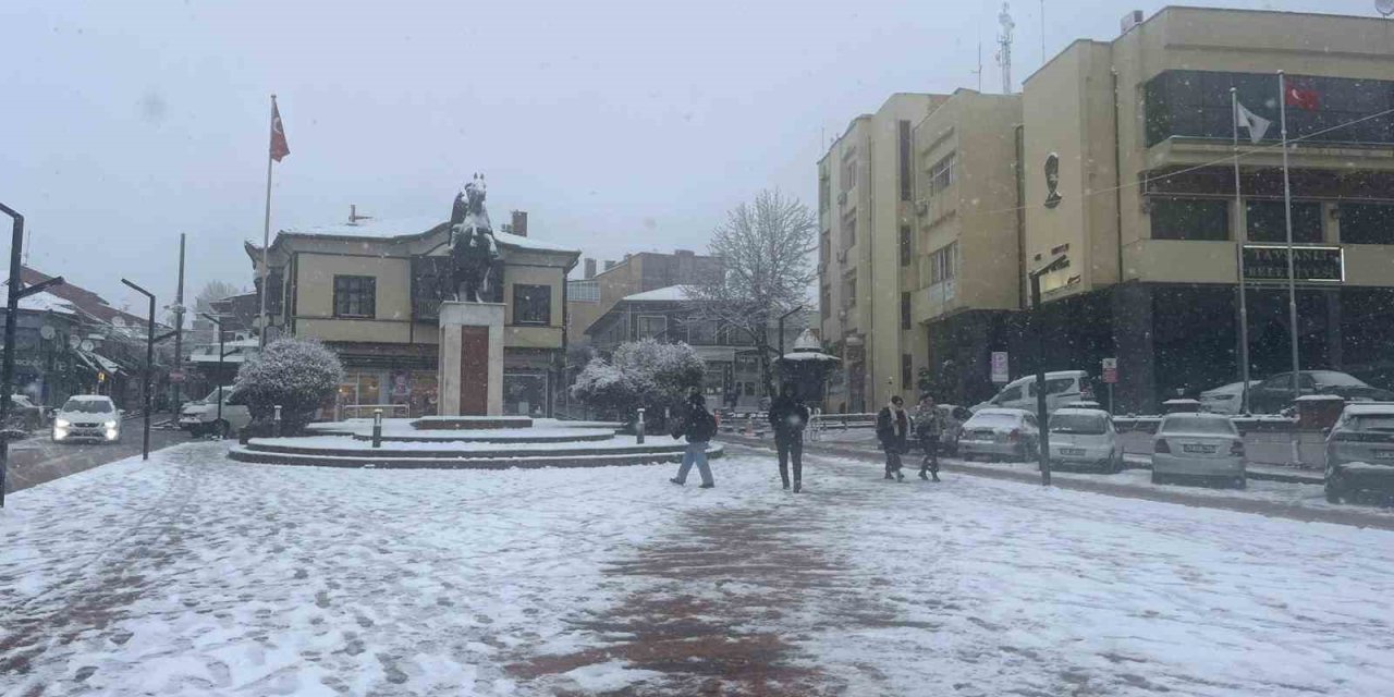 Şehir İçi Ve Yüksek Kesimler Beyaza Büründü