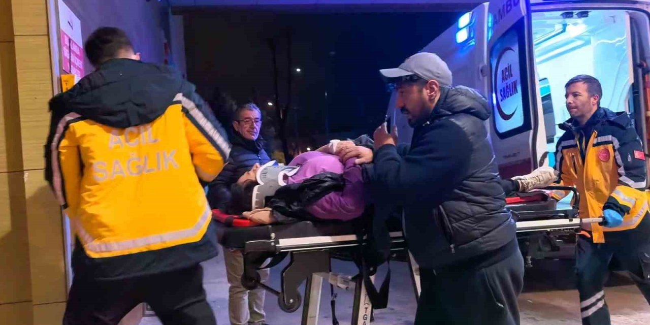 Halk Minibüsü Anne Ve Kızına Çarptı 2 Kişi Yaralandı